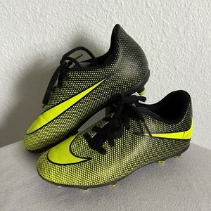 Nike Boys Size 2 Soccer Cleats